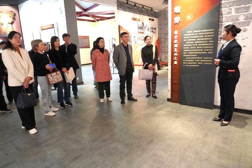 标题:省委讲师团、E8体育官网入口登录赴华容区开展“大思政课”“百马行动”观摩宣讲活动.docx